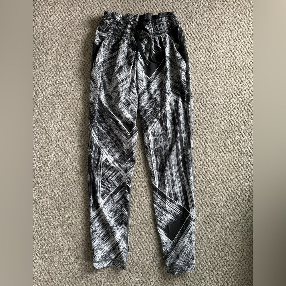 Lululemon Black and White Joggers size 4